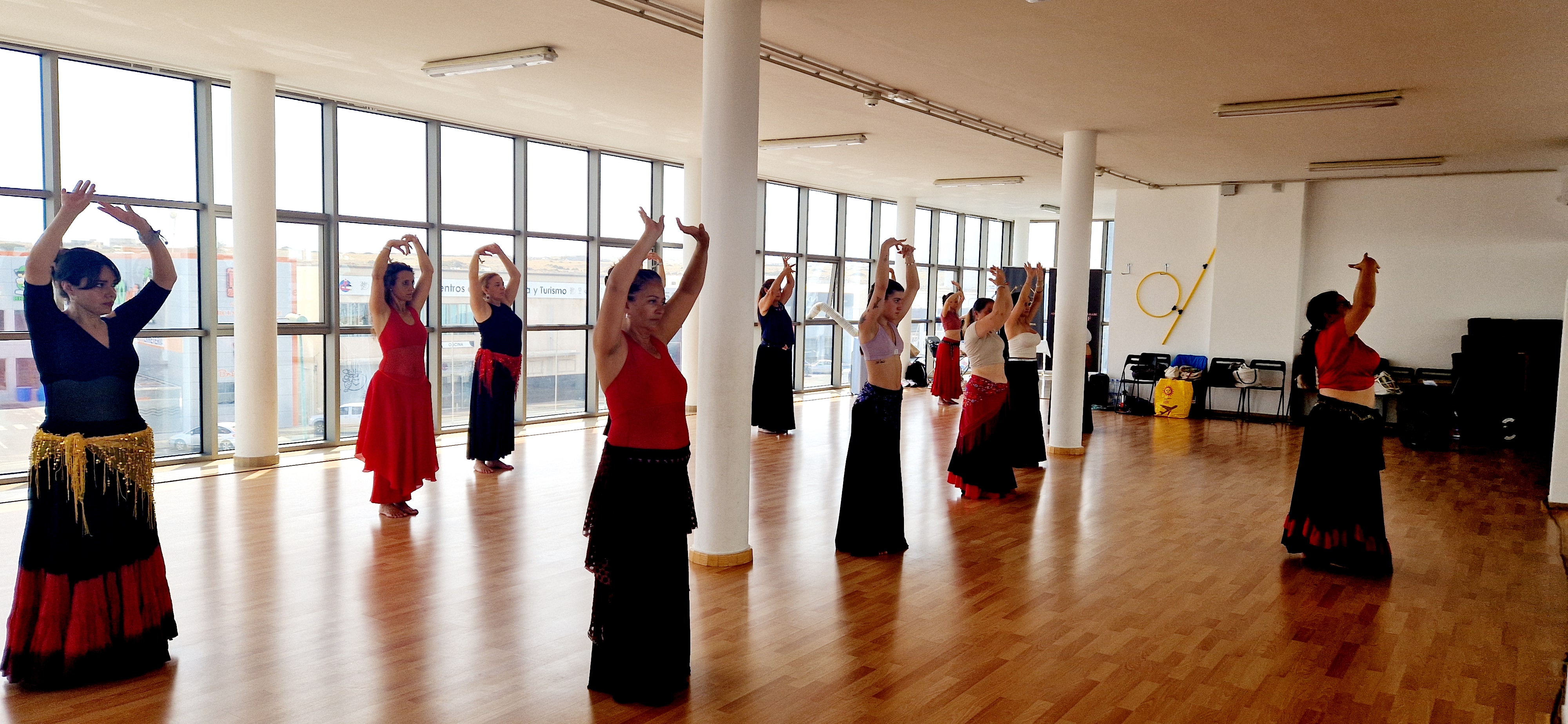 Alumnas practicando danza oriental en clase durante el festival 2025
