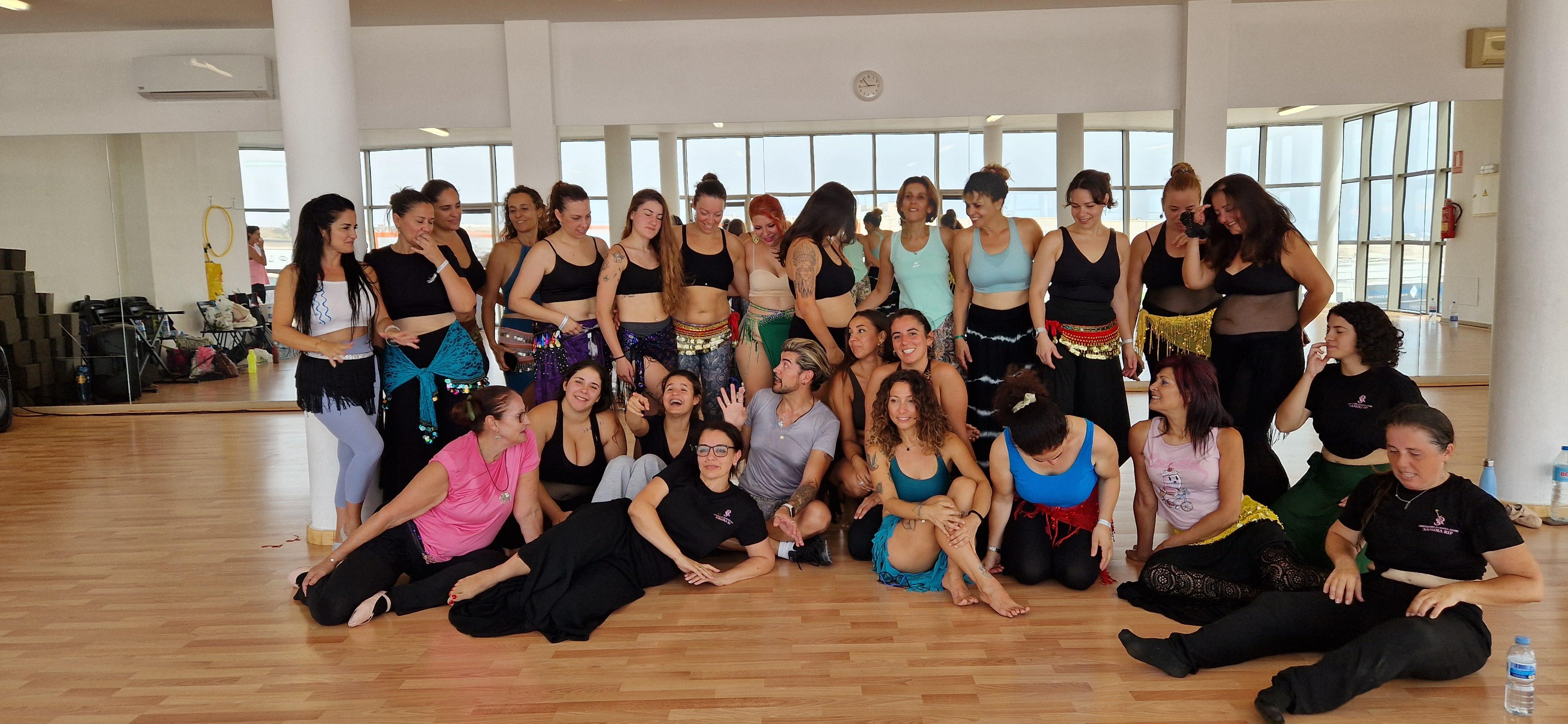 Alumnas y profesor tras un taller del festival 2025
