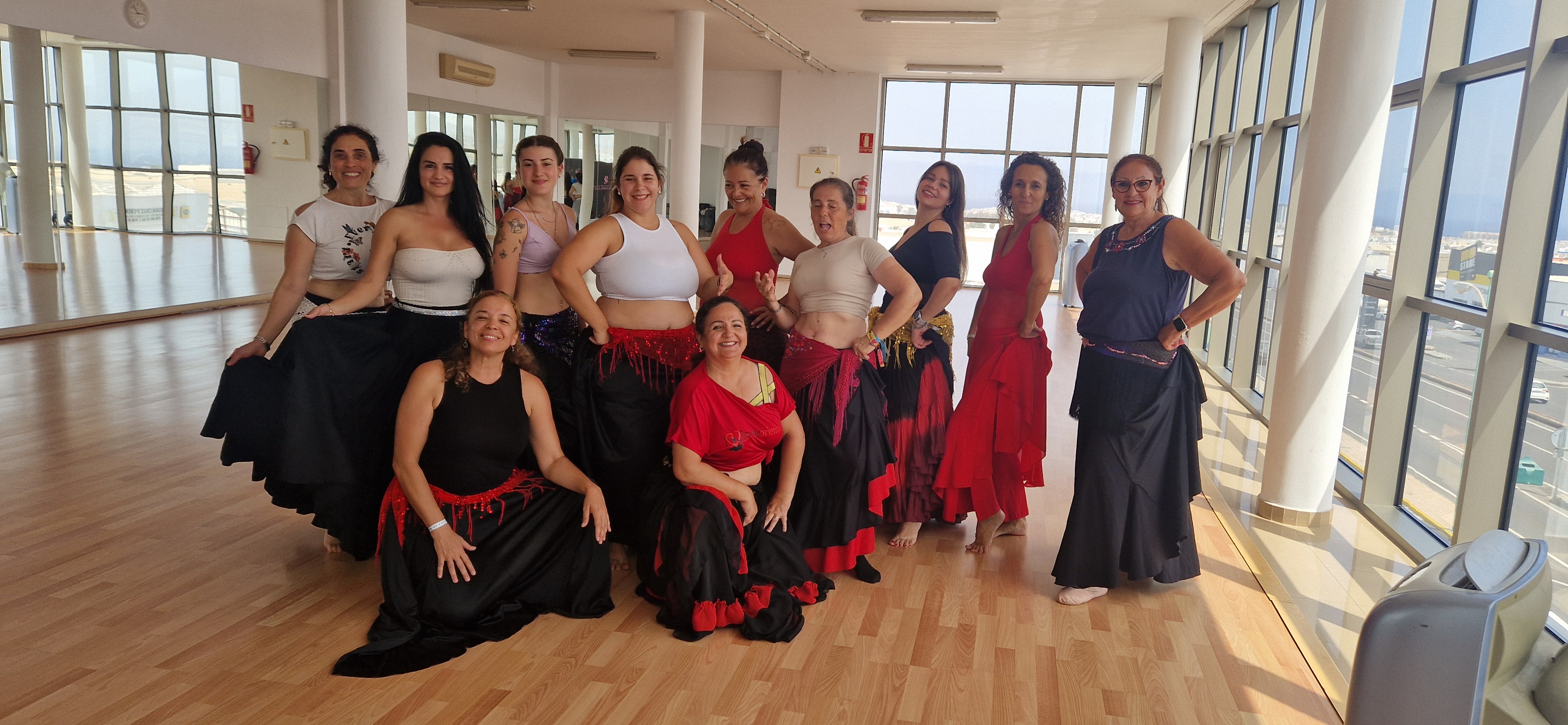 Bailarinas con trajes de danza posando en el festival 2025